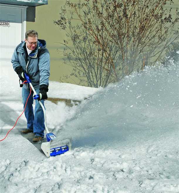 Уборка снега на даче своими руками (видео)