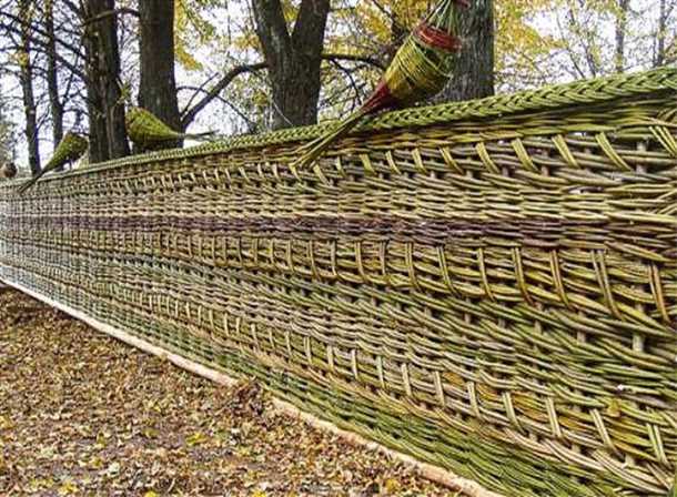 Как сделать плетеный забор своими руками