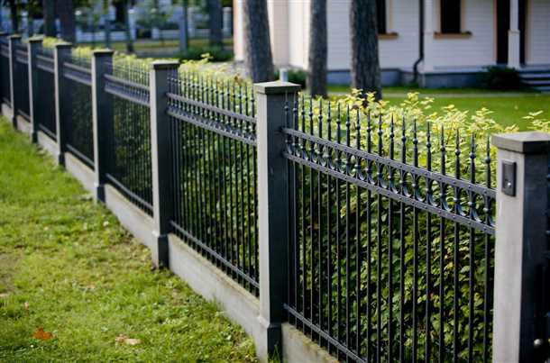 Установка металлического забора для дачи (видео)