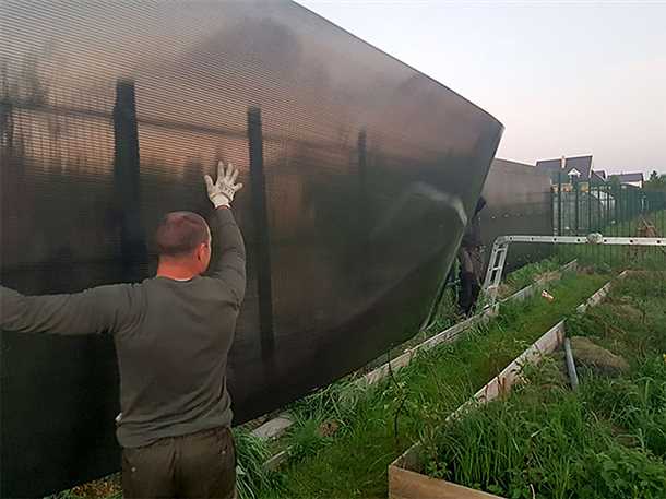 Что представляет собой забор из поликарбоната