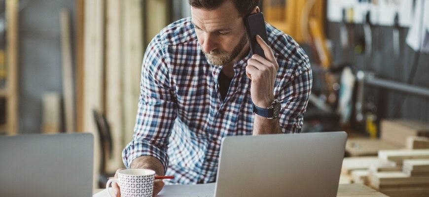 Фото мужчина разговаривает по телефону на рабочем месте